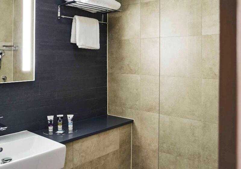 スタンダードルーム, St Giles Heathrow