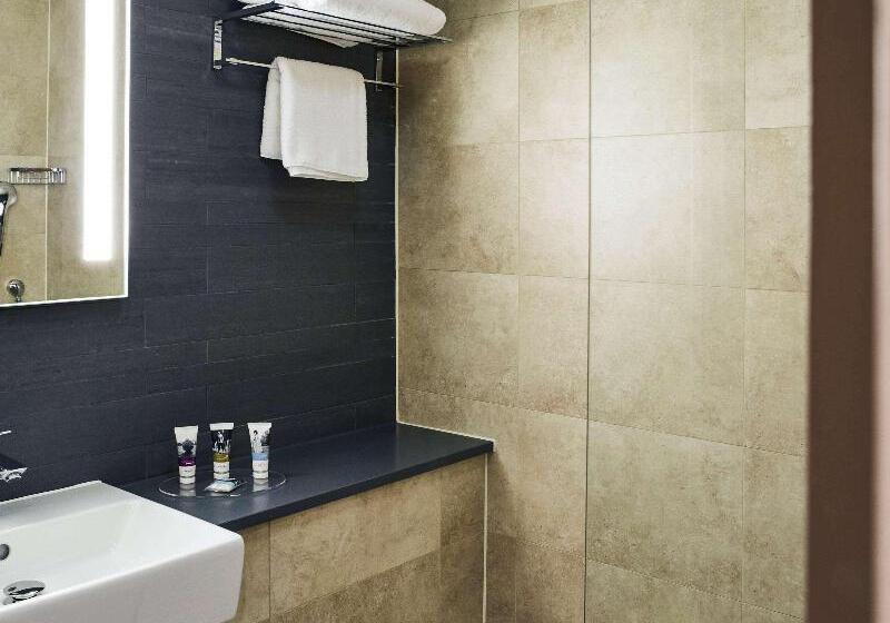 スタンダードルーム, St Giles Heathrow