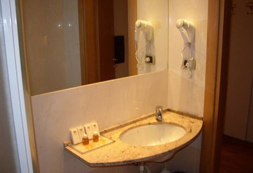 اتاق استاندارد سه نفره, Terminal