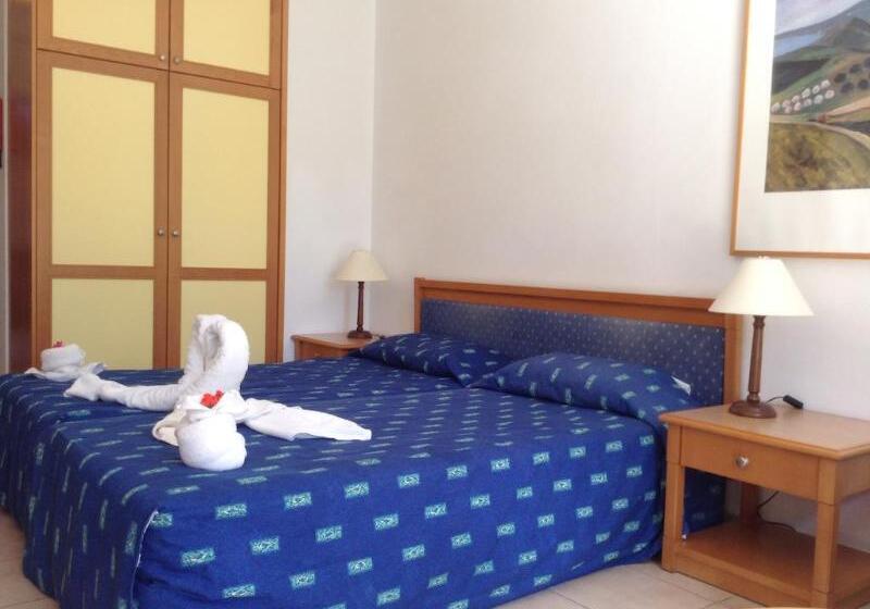 スタンダードルーム, Paphos Gardens Holiday Resort