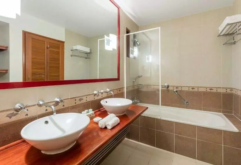 اتاق سوپریور با چشمانداز باغ, The Naviti Resort