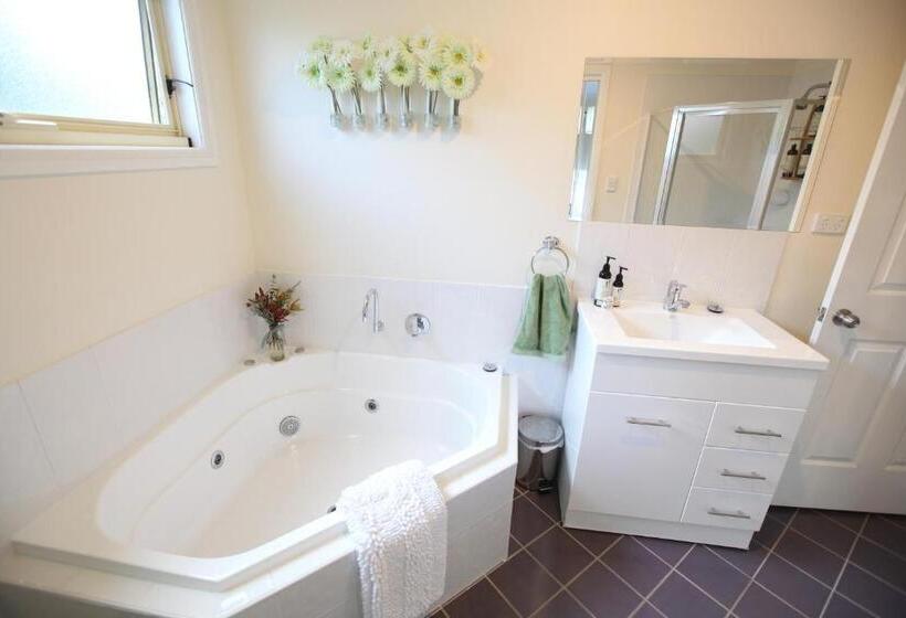 بنگله خانوادگی, One Tree Accommodation