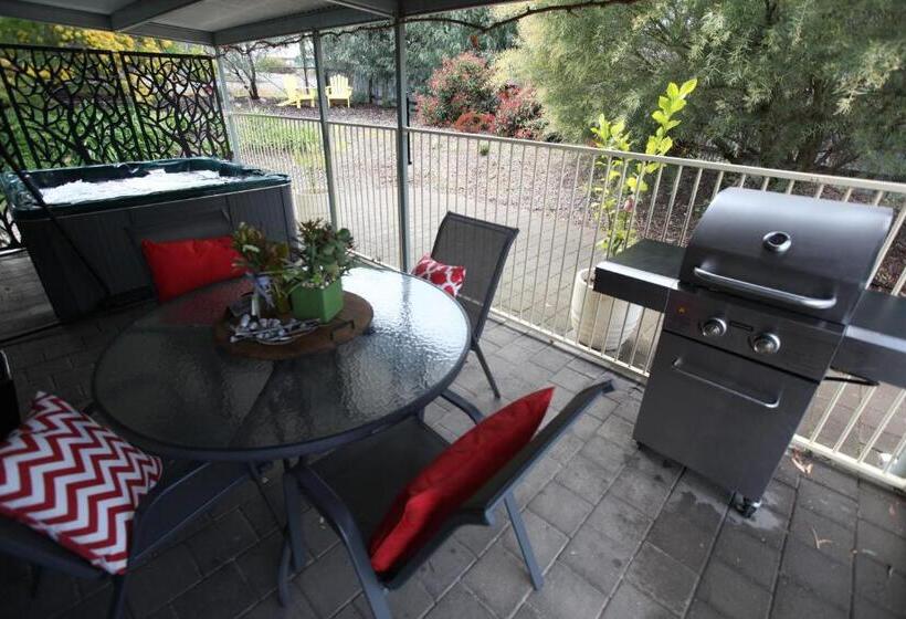 بنگله خانوادگی, One Tree Accommodation