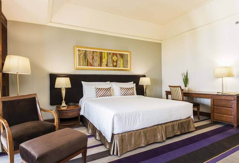 Club Room, Chatrium Royal Lake Yangon