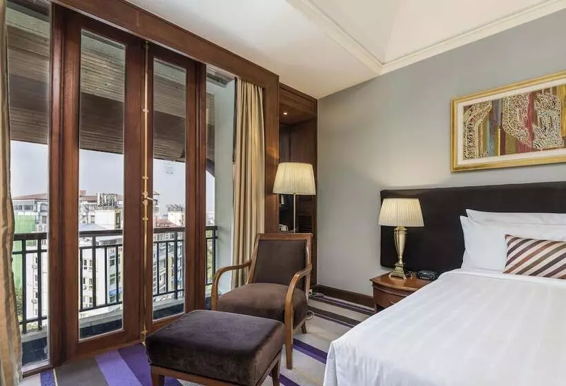 اتاق کلاب, Chatrium Royal Lake Yangon
