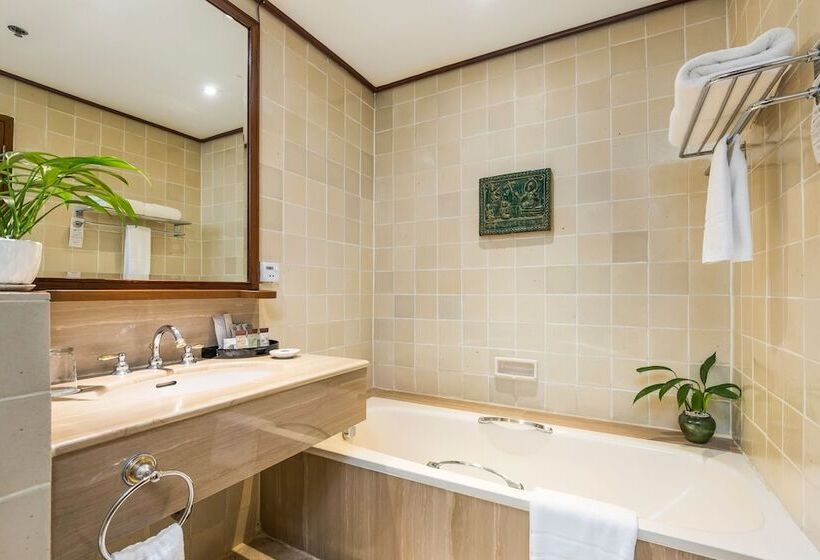 اتاق لوکس با چشم‌انداز شهر, Chatrium Royal Lake Yangon