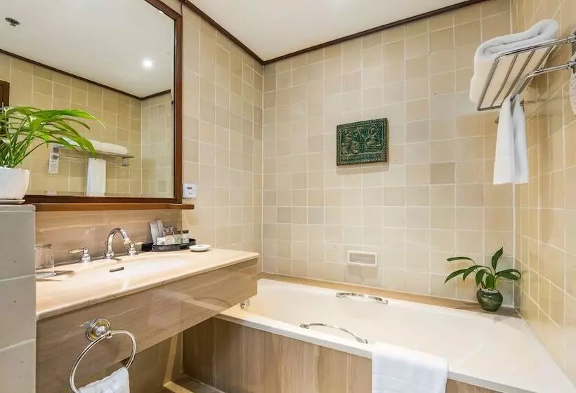 اتاق لوکس با چشم‌انداز باغ, Chatrium Royal Lake Yangon