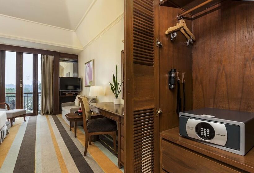 اتاق لوکس با چشم‌انداز شهر, Chatrium Royal Lake Yangon