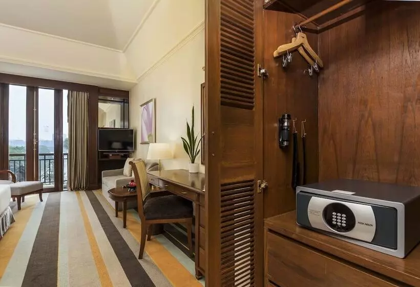 اتاق لوکس با چشم‌انداز شهر, Chatrium Royal Lake Yangon