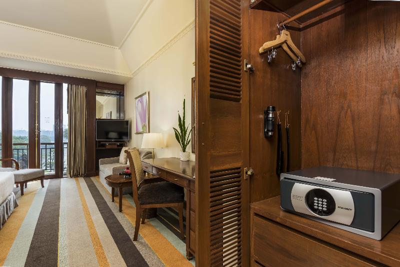 Deluxe Room Lake View, Chatrium Royal Lake Yangon