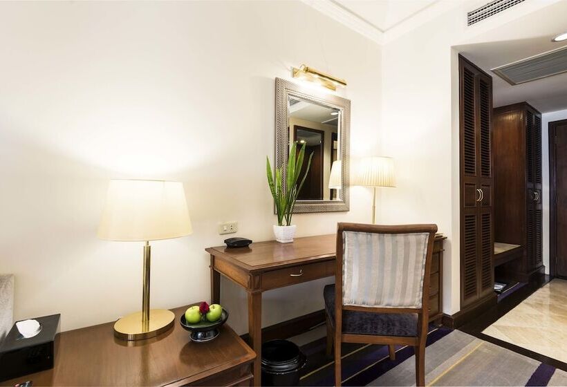 Club Room, Chatrium Royal Lake Yangon