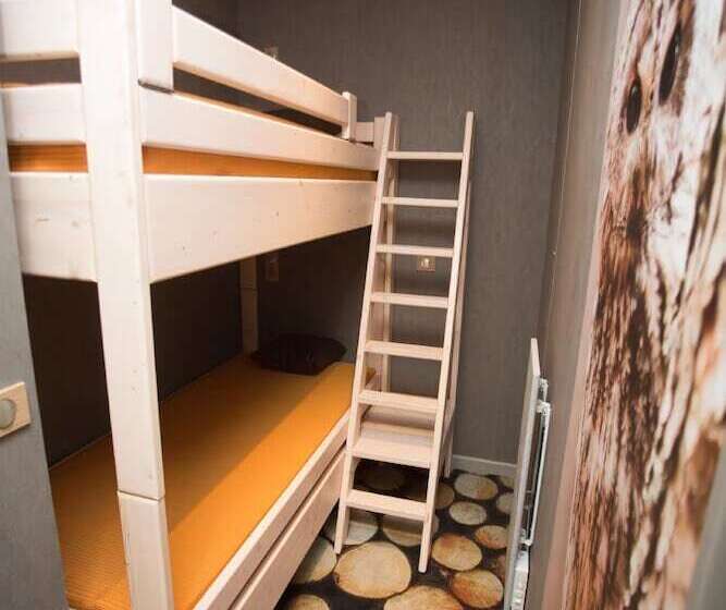 غرفة عائلية, Des Trois Hiboux