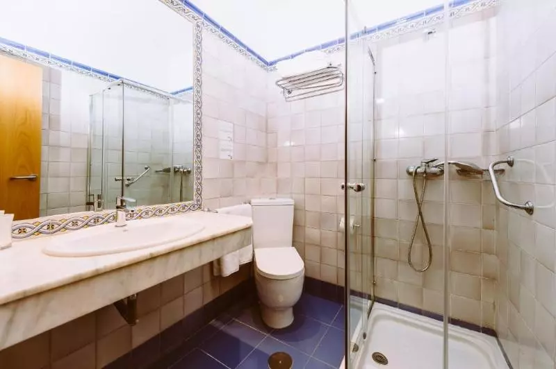 اتاق خانوادگی, Basic Hotel Doña Manuela