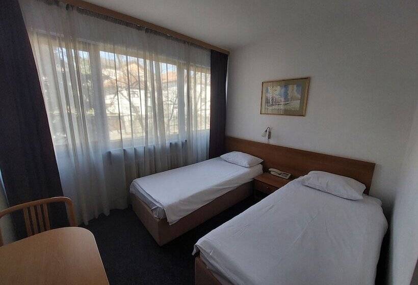 اتاق اکونومی, Grand