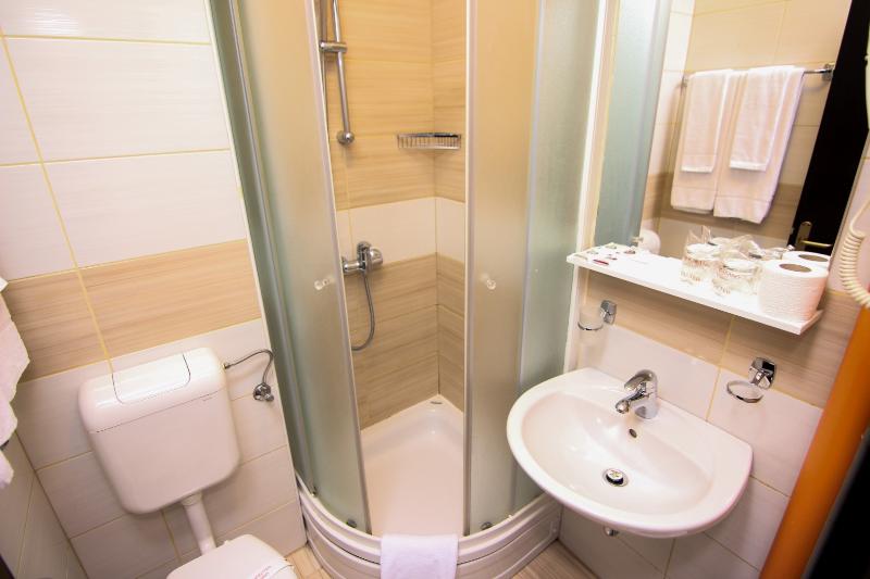 اتاق اکونومی, Grand