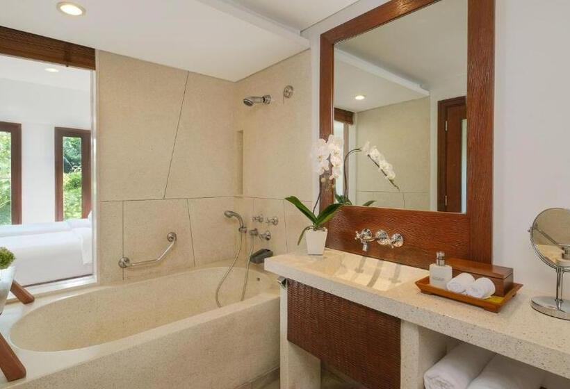 带大床的套房, Maya Ubud Resort & Spa
