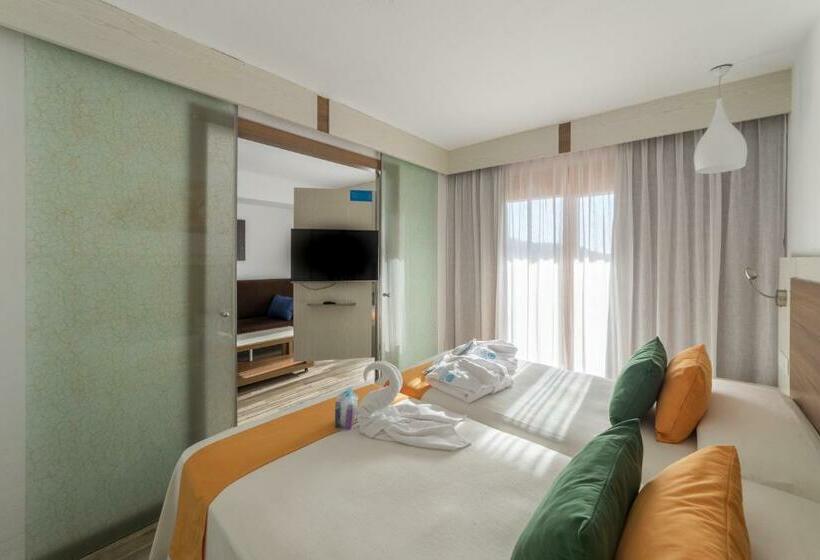 سوییت با چشم‌انداز استخر, Sandos Benidorm Suites