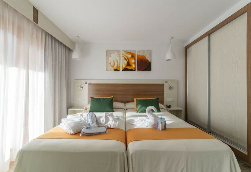 سوییت با چشم‌انداز استخر, Sandos Benidorm Suites