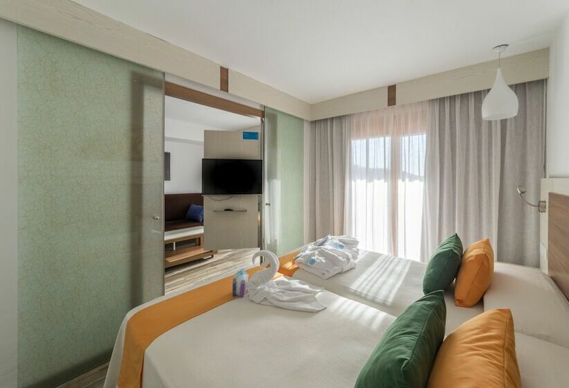 سوییت با چشم‌انداز استخر, Sandos Benidorm Suites