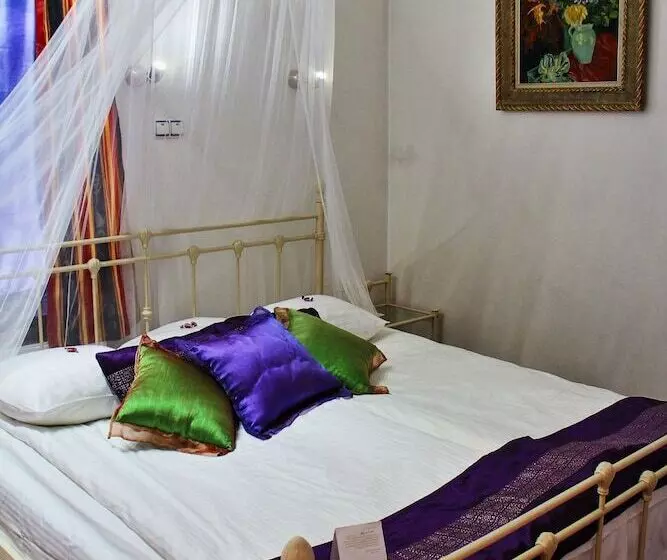 سوییت, Nb Hotel With Free Parking