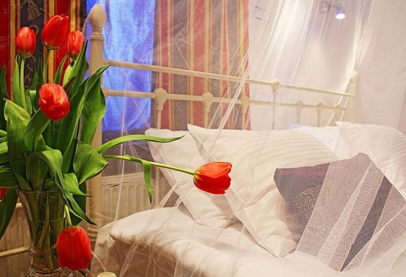 سوییت, Nb Hotel With Free Parking