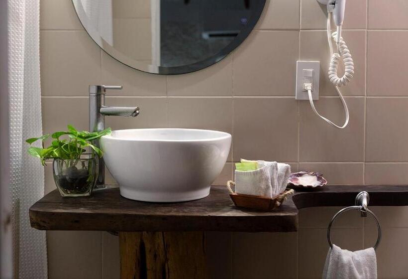 בקתה סטנדרטית, Amar Inn