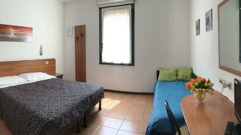 اتاق استاندارد سه نفره, Stazione