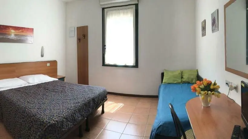 اتاق استاندارد سه نفره, Stazione