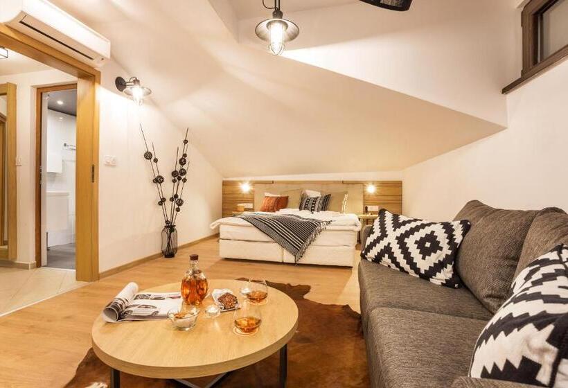 סוויטה משפחתית, Complex Vazrozhdentsi