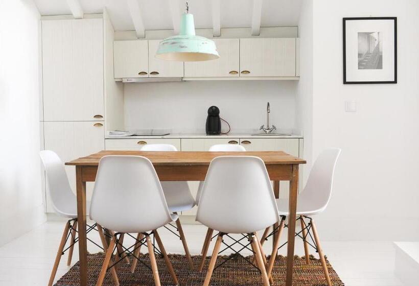Family studio with river view, Mo House