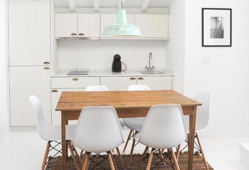 Family studio with river view, Mo House