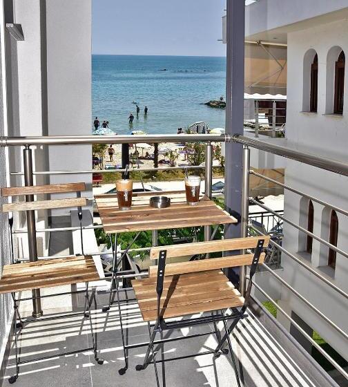 غرفة ديلوكس ثلاثية, Eutopia