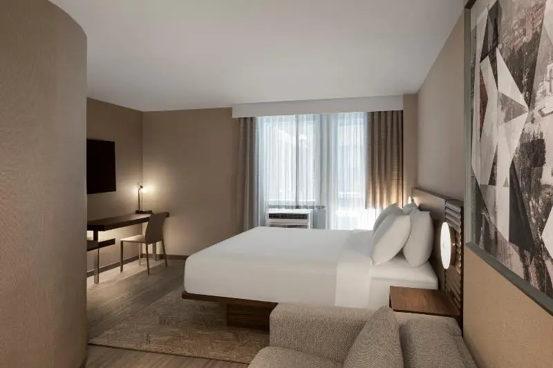 キングサイズベッドのスタンダードルーム, AC Hotel by Marriott Old Montreal