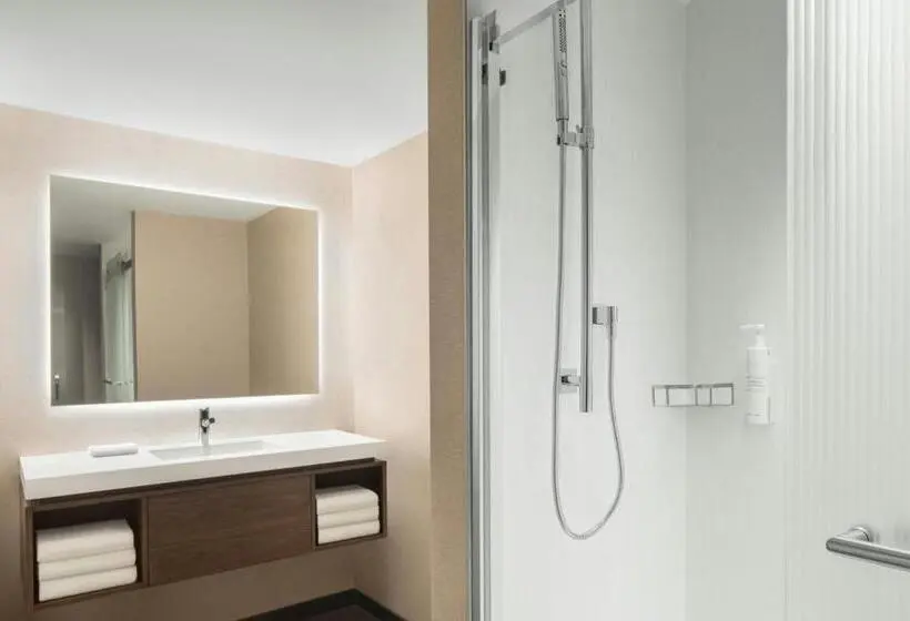 キングサイズベッドのスイートルーム, AC Hotel by Marriott Old Montreal