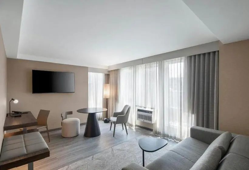 キングサイズベッドのスイートルーム, AC Hotel by Marriott Old Montreal