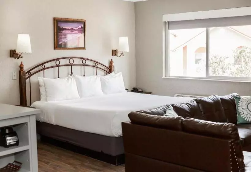 スタンダードスタジオ, Aarchway Inn