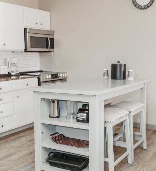 标准工作室, Aarchway Inn