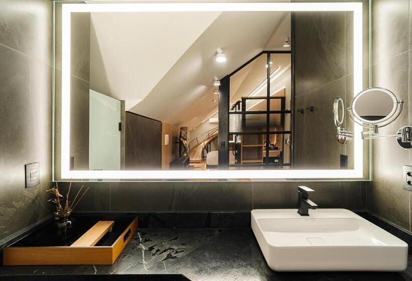 جناح, Bavaria Sport