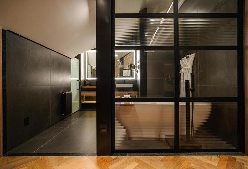 جناح, Bavaria Sport