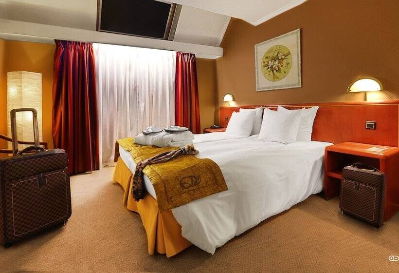 주니어 스위트, Quartier Latin