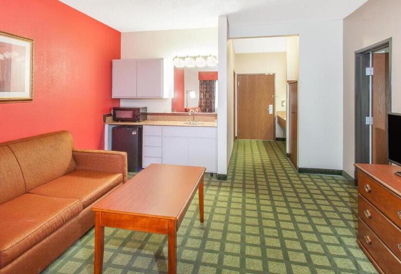 キングサイズベッドのスイートルーム, Ramada Limited Decatur