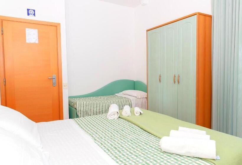 带阳台的三人标准间, Caravel B&b