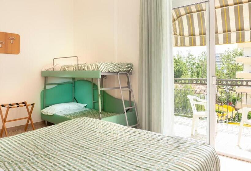 חדר לארבעה סטנדרטי עם מרפסת, Caravel B&b