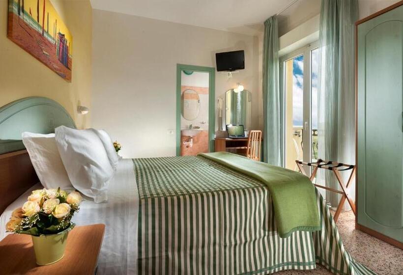 带阳台标准四人间, Caravel B&b