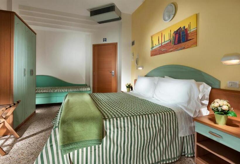 חדר לארבעה סטנדרטי עם מרפסת, Caravel B&b