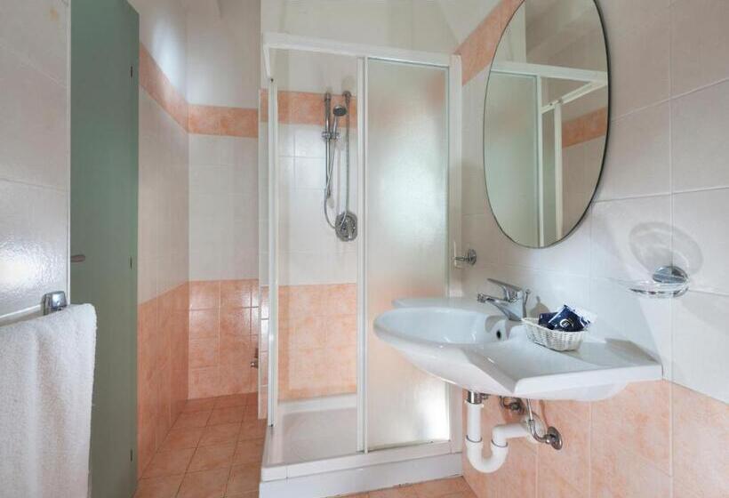 חדר לארבעה סטנדרטי עם מרפסת, Caravel B&b