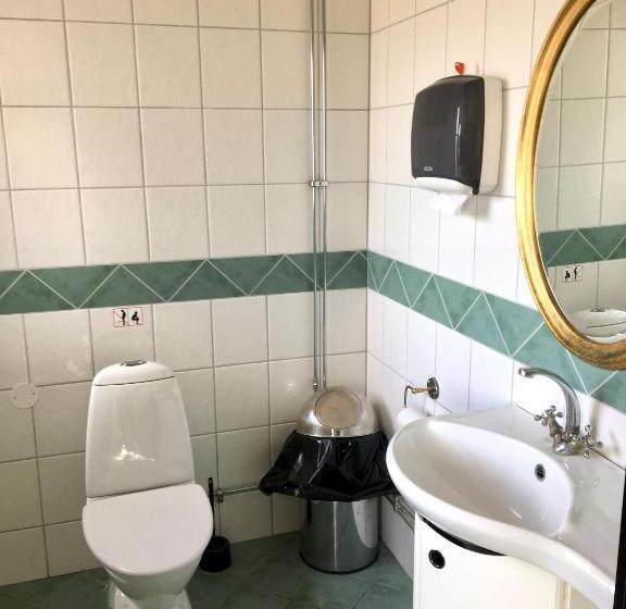 הכלכלה חדר לארבעה עם מקלחת משותפת, 4hearts B&b