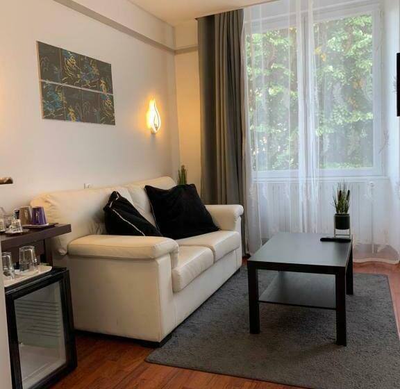 جناح مطل على المدينة, L Embleme  Boutique