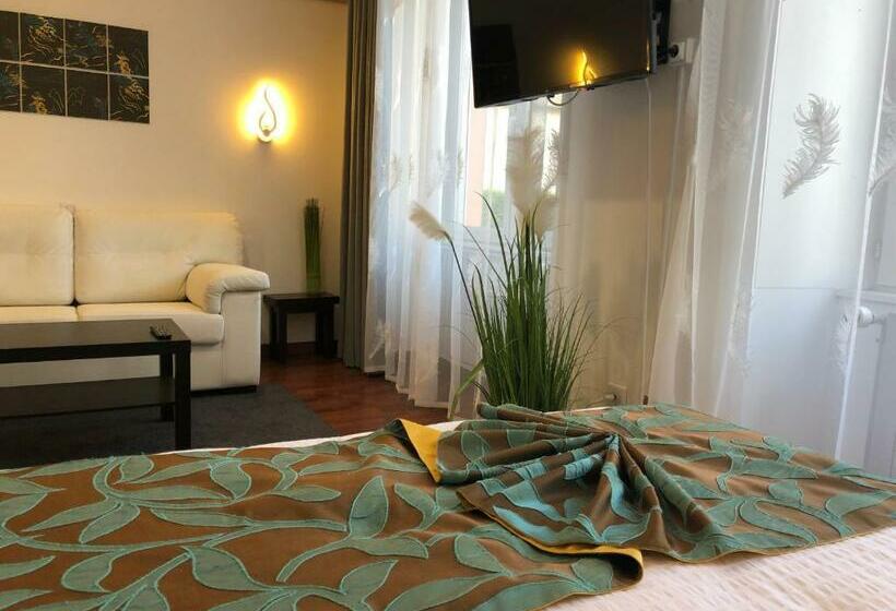 جناح مطل على المدينة, L Embleme  Boutique