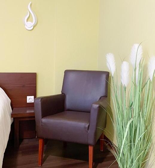 جناح مطل على المدينة, L Embleme  Boutique